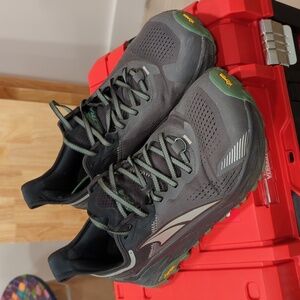 Altra Olympus 5 Trail Runners grey M11